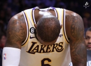 开云下载-关于主场作战失利，湖人队面临季后赛压力的信息