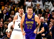 开云体育app-湖人队稳坐总决赛宝座，领先对手一场