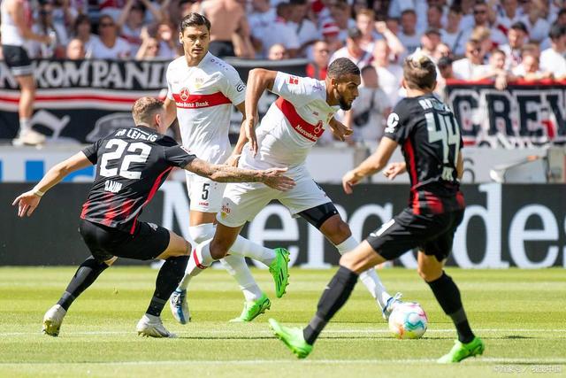 斯图加特球员集体训练,备战杯赛的简单介绍 斯图加特球员集体训练,备战杯赛的简单介绍