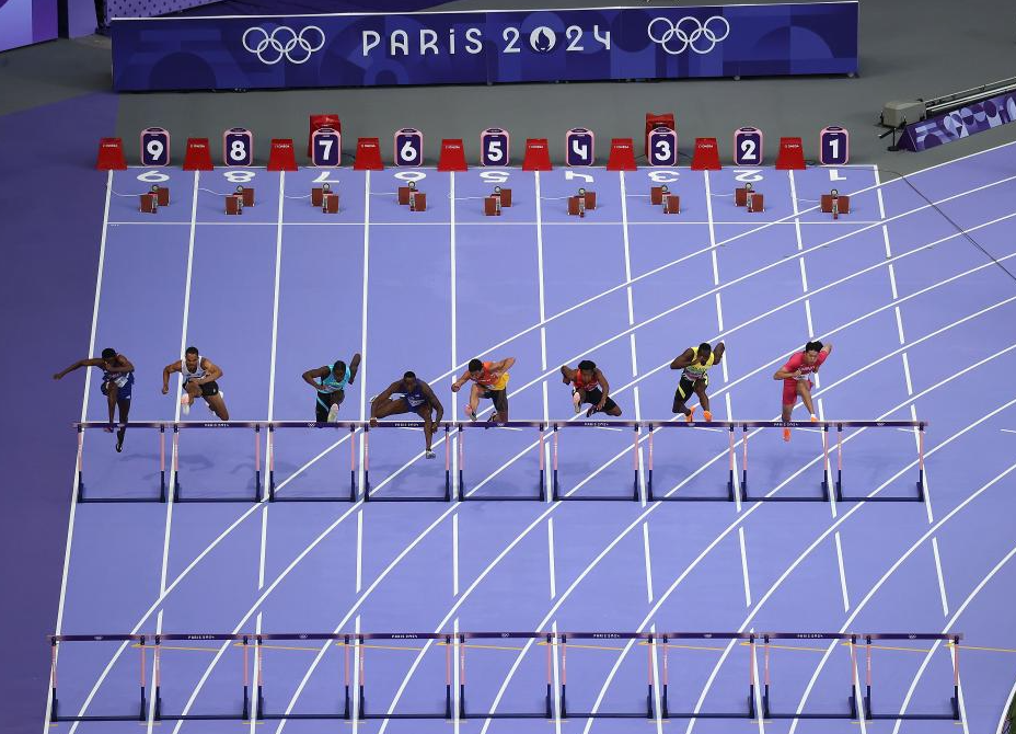 运动员们在赛场上争分夺秒,争取胜利 运动员们在赛场上争分夺秒,争取胜利