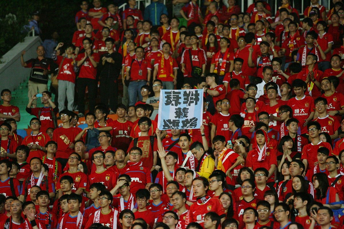 足球盛事中中国队赢得完美胜利，引爆赛场狂欢