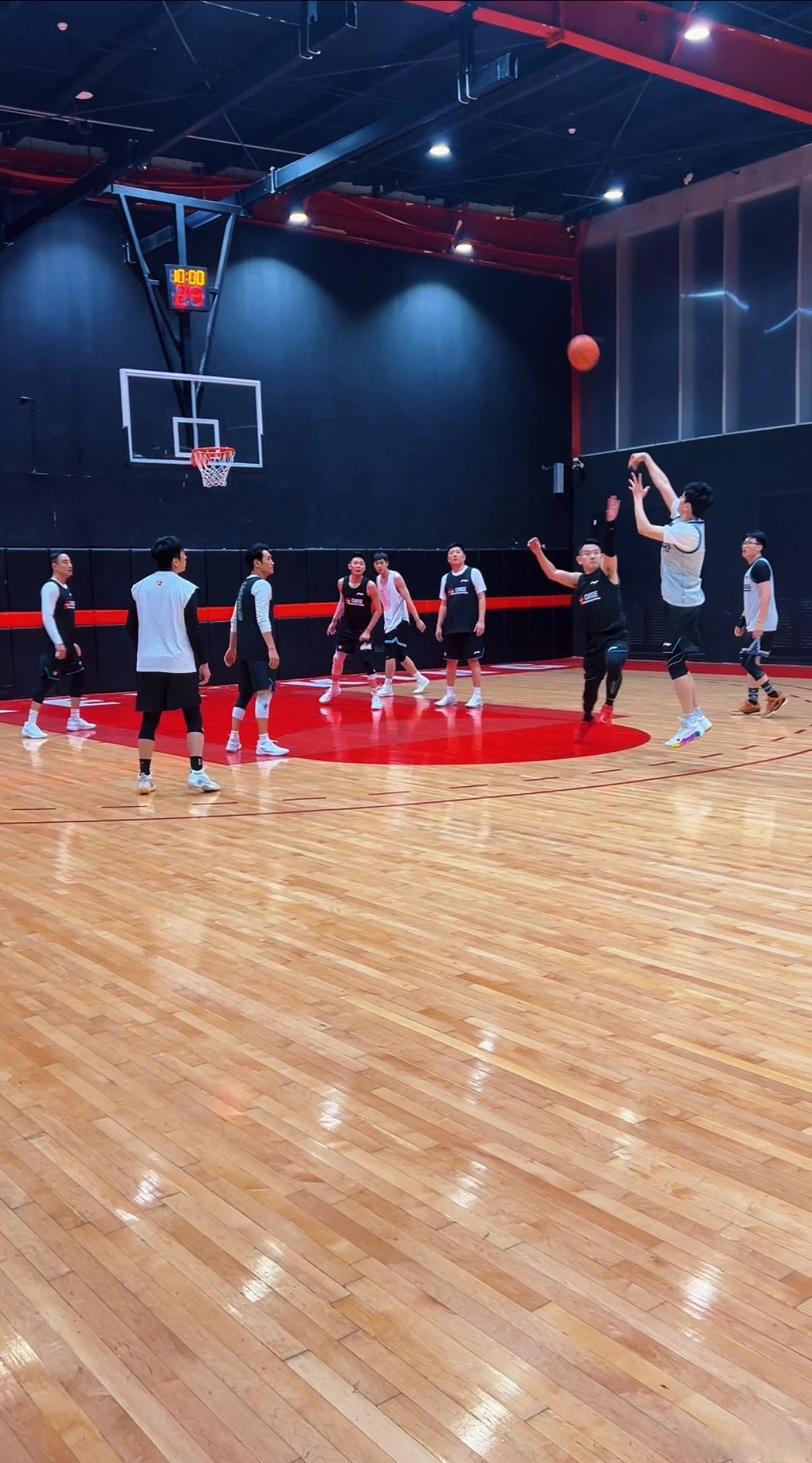 关于一位退役球员重返球场,开展篮球公益活动的信息 关于一位退役球员重返球场,开展篮球公益活动的信息