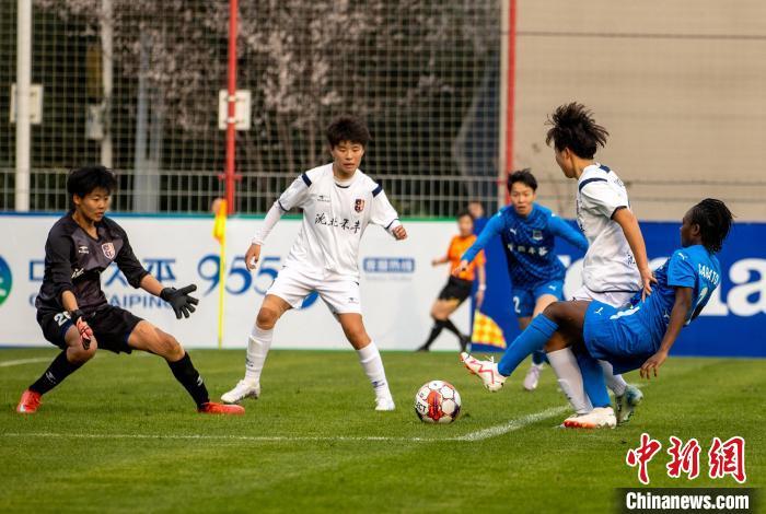 足球联赛女队决战在即球迷屏息以待的简单介绍 足球联赛女队决战在即球迷屏息以待的简单介绍