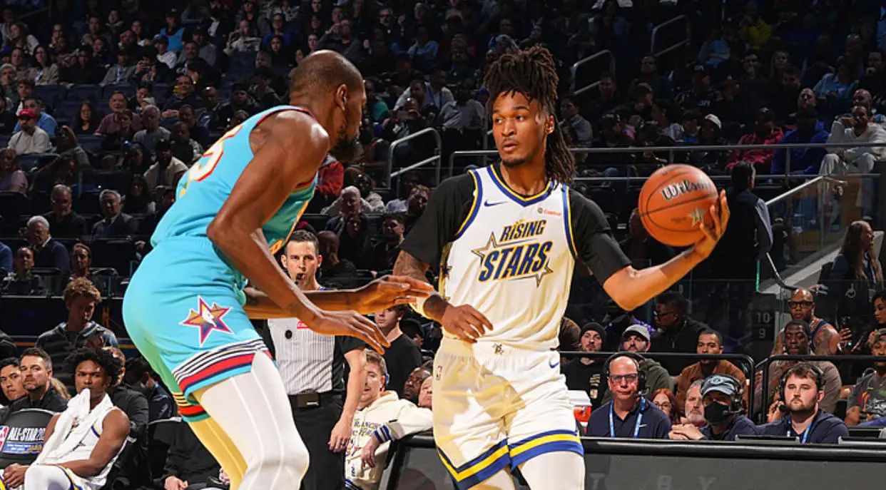 各国球队在国际篮球联赛中争夺胜利