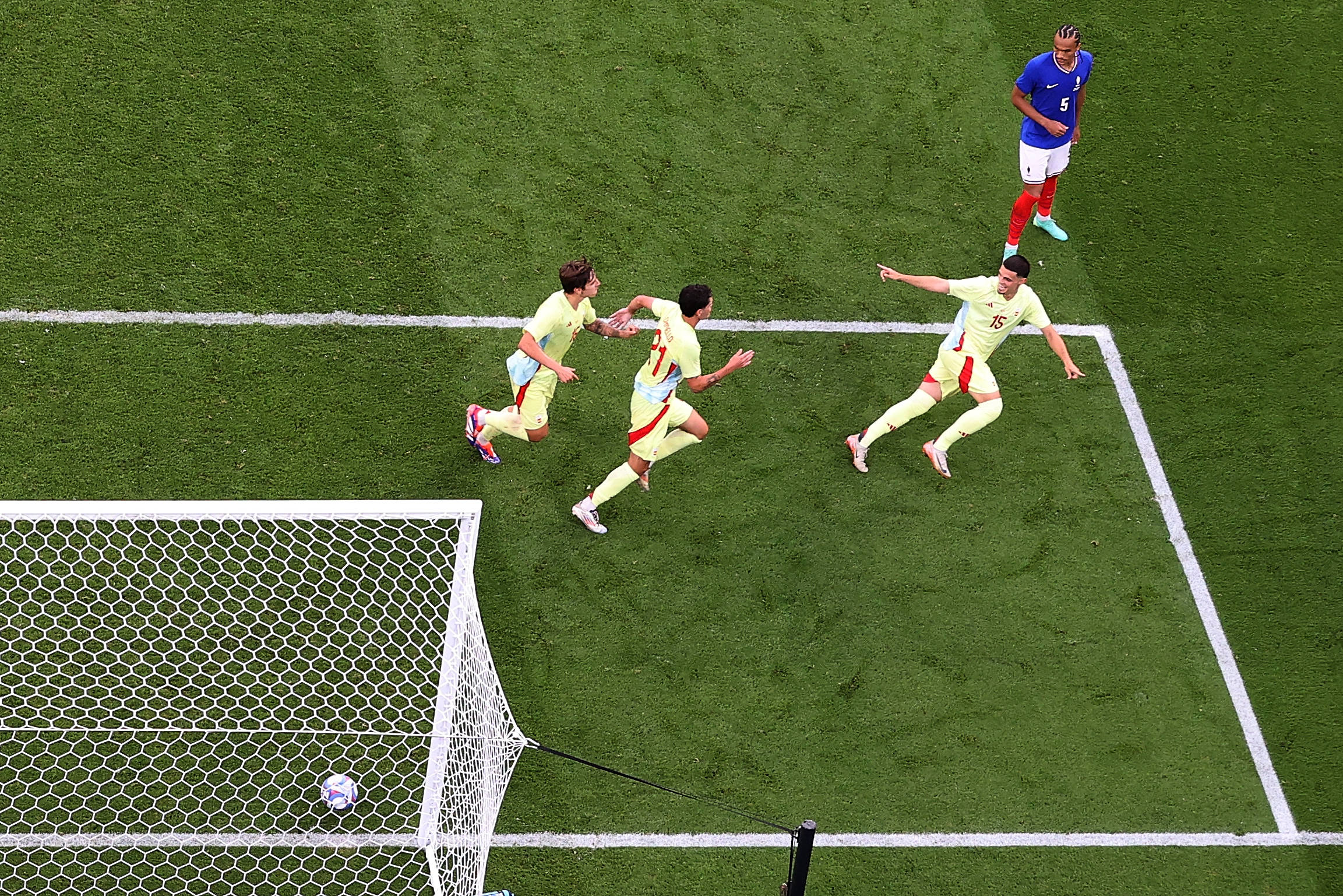 精湛技艺再次展现,球员们赛场风采令人赞叹的简单介绍 精湛技艺再次展现,球员们赛场风采令人赞叹的简单介绍