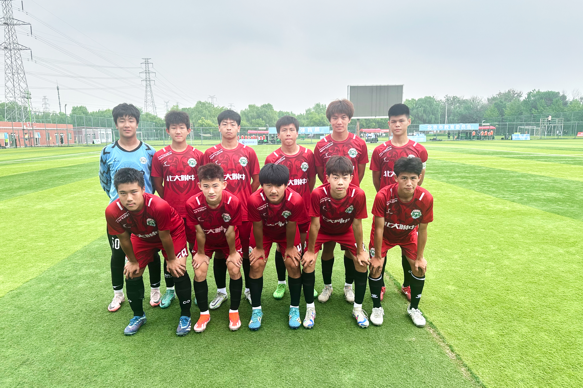 一支球队在比赛中展现出惊人的团队合作精神