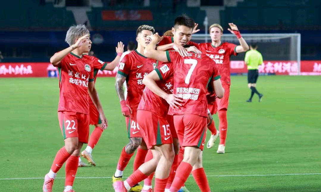 一支球队在比赛中展现出惊人的团队合作精神