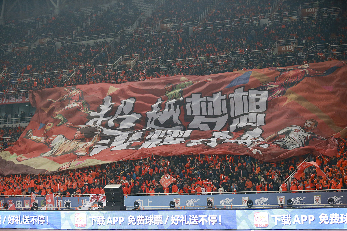 挥汗拼搏，足球场上强队势如破竹！