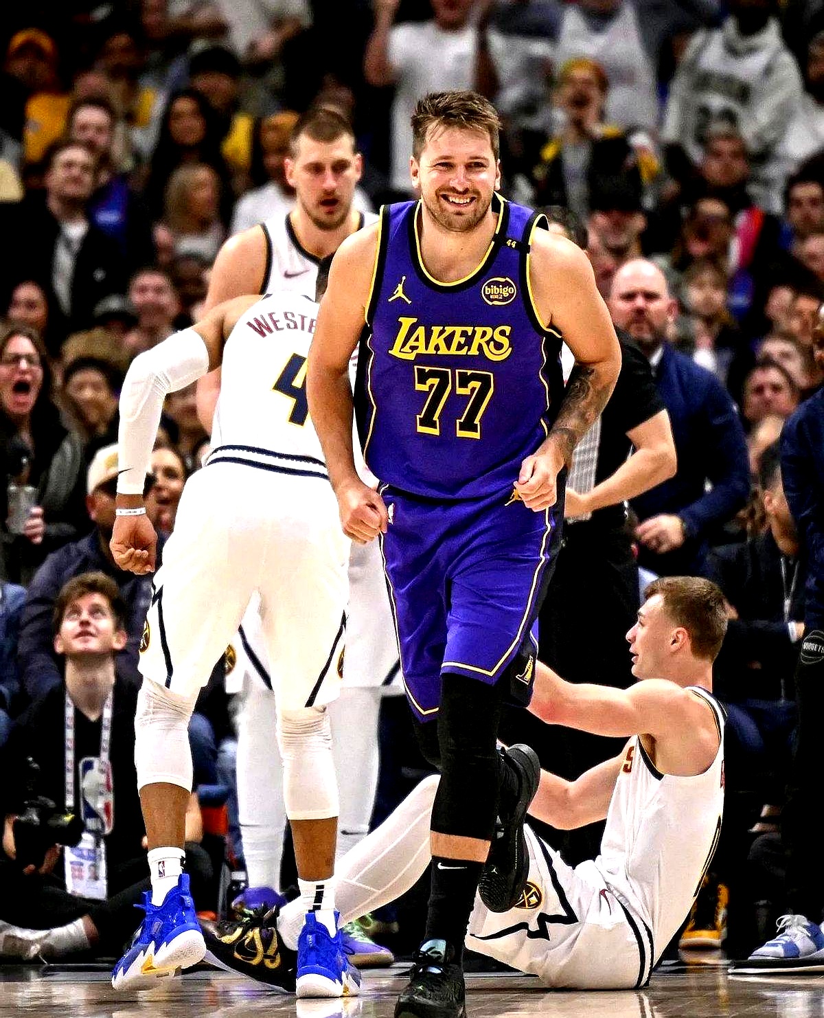 湖人队稳坐总决赛宝座,领先对手一场 湖人队稳坐总决赛宝座,领先对手一场