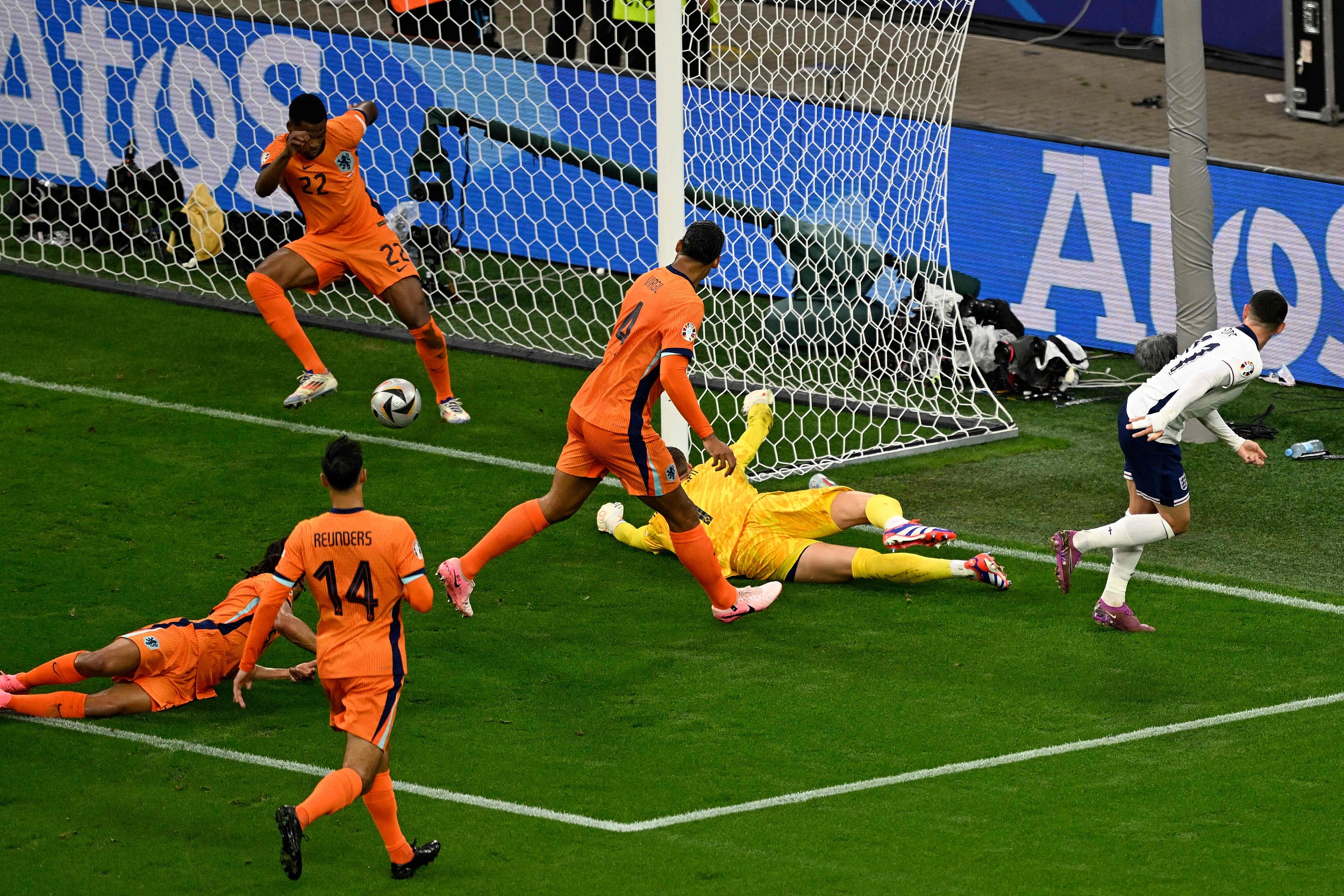 英格兰队小将崭露头角，备战国家比赛