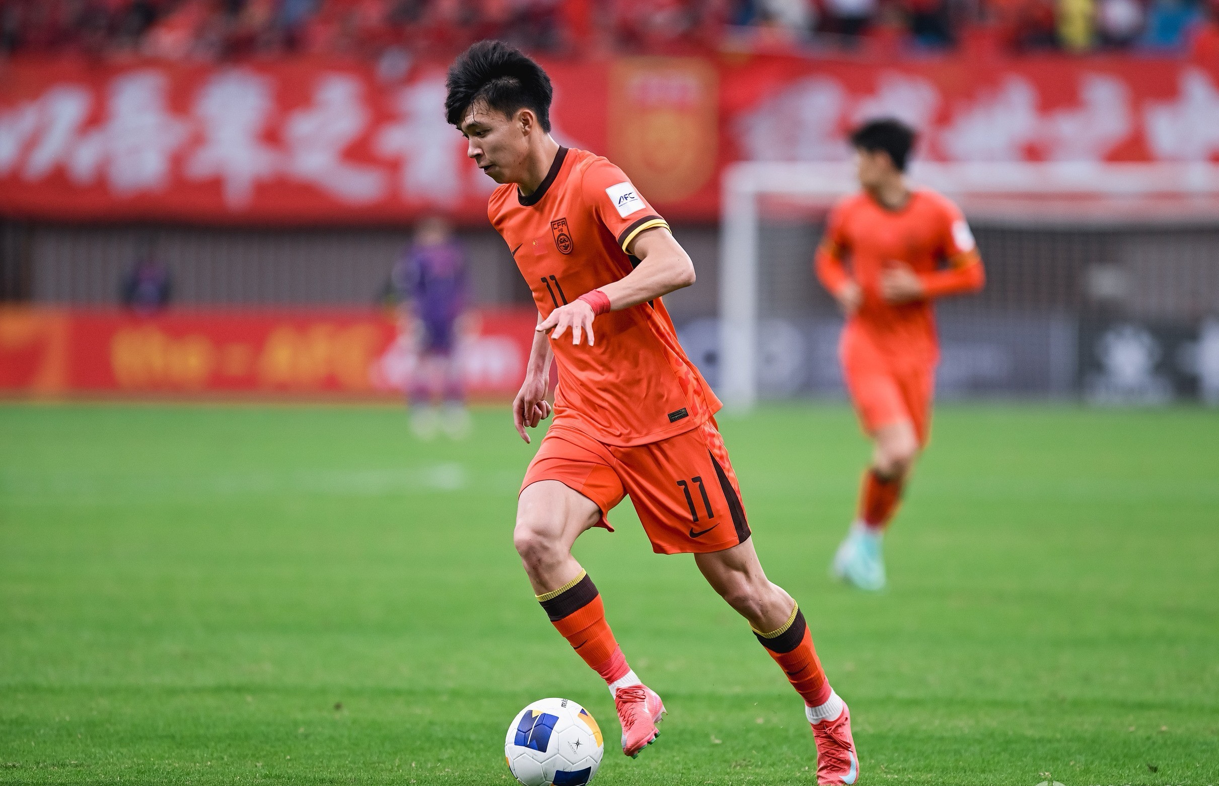 亚洲足球赛场上掀起激烈风暴