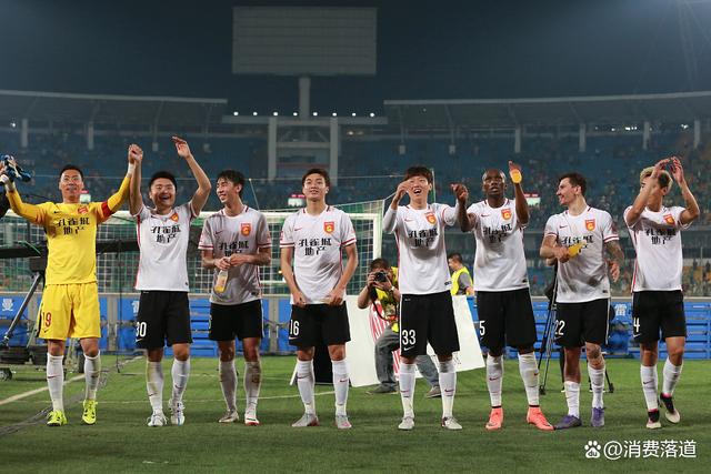 联赛曝光瞬间:天津泰达球员勇夺个人荣誉内部向上的简单介绍 联赛曝光瞬间:天津泰达球员勇夺个人荣誉内部向上的简单介绍