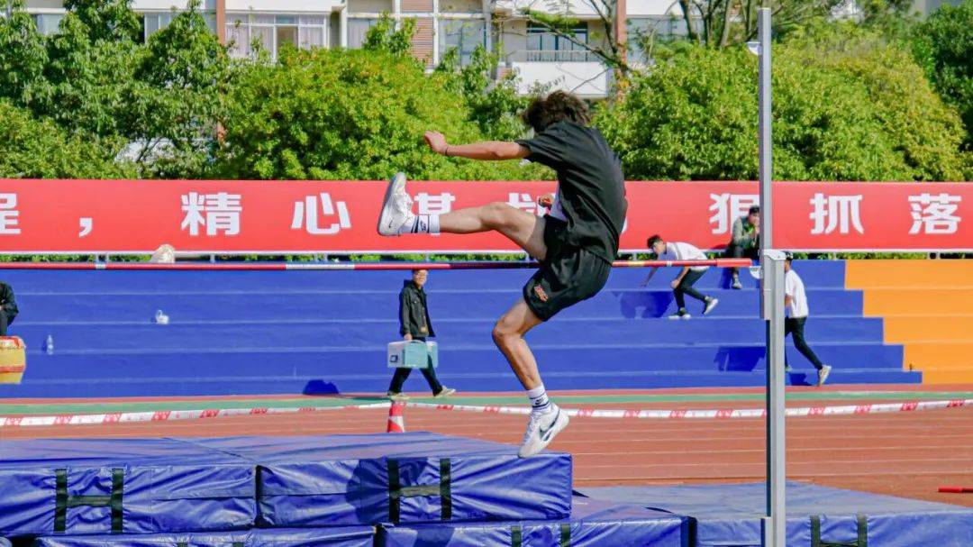 包含运动健儿奋勇争先，奉献激情澎湃的表现的词条