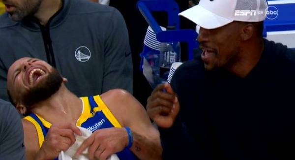 比赛中球员猛烈对抗,赛场局势扑朔迷离! 比赛中球员猛烈对抗,赛场局势扑朔迷离!