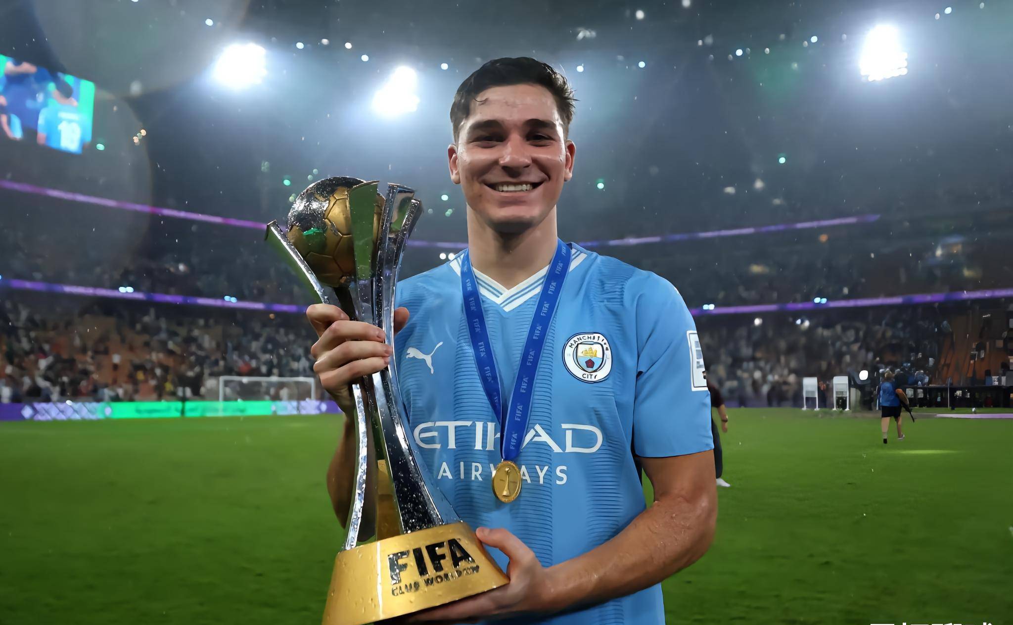 曼城中场自由人出场，连续传射送助攻