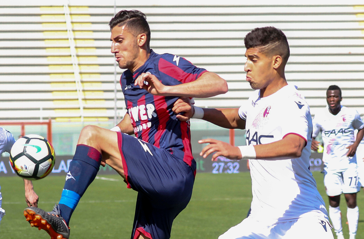 阿贾克斯施展进攻火力，豪取三分领跑积分榜