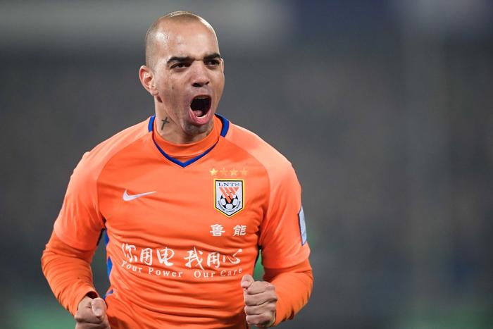 包含山东鲁能客场惨败，积分跌至中游位置的词条