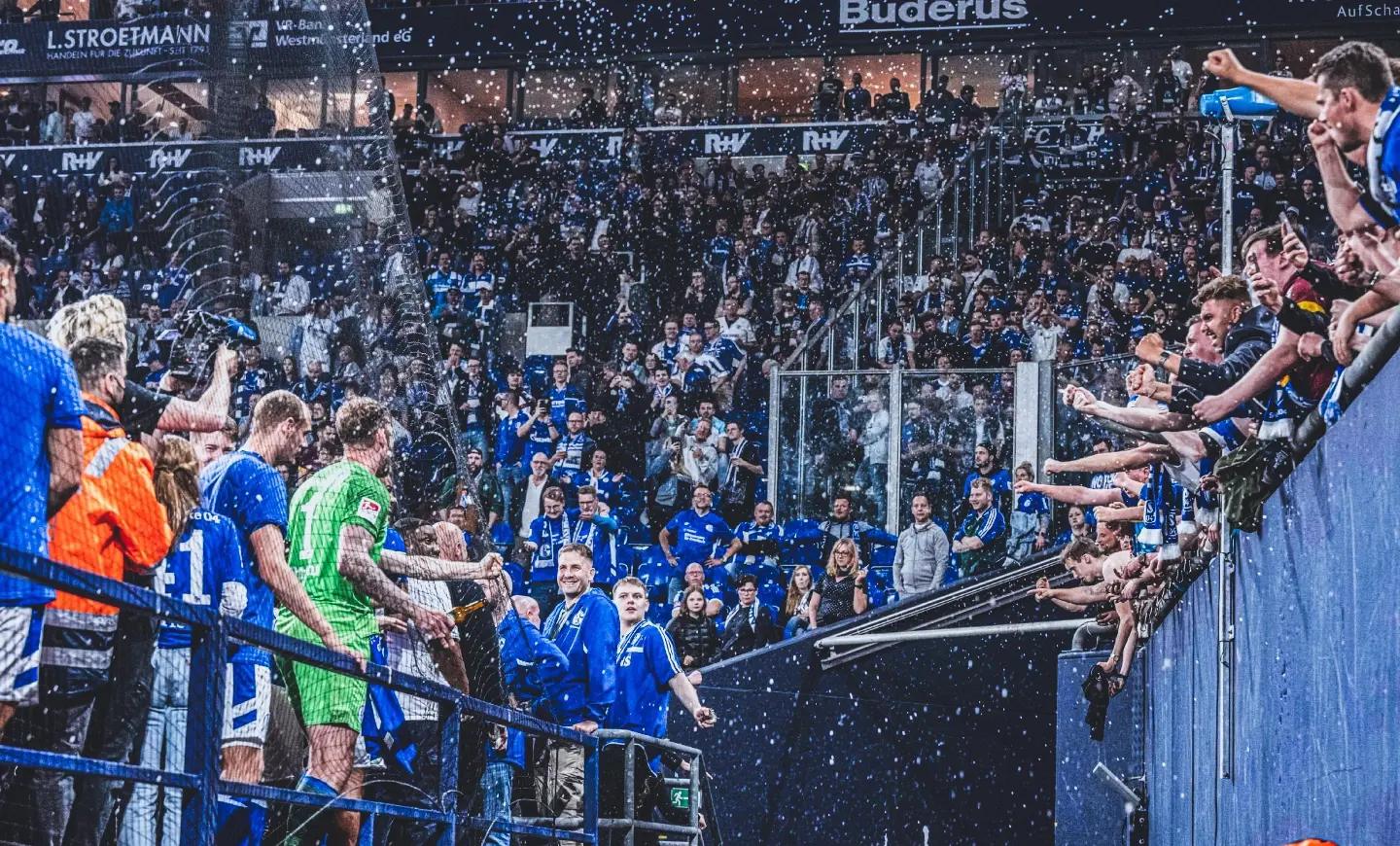 竞技激烈,足球场上各队拼尽全力! 竞技激烈,足球场上各队拼尽全力!