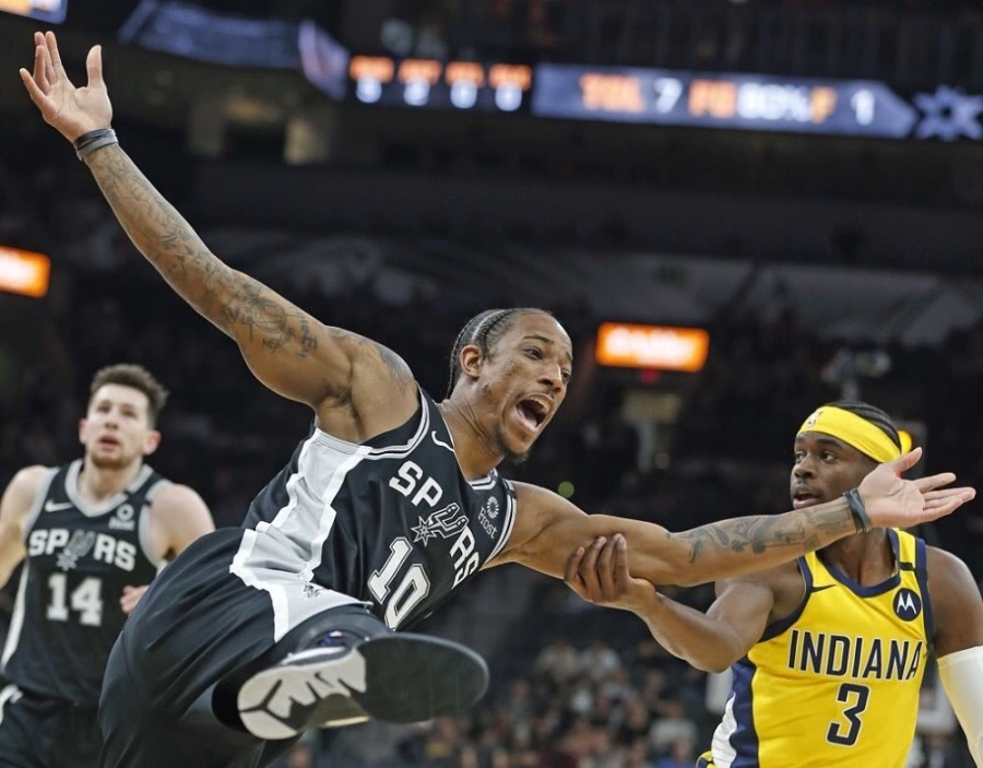 绿军主场不敌马刺,遭遇失利 绿军主场不敌马刺,遭遇失利