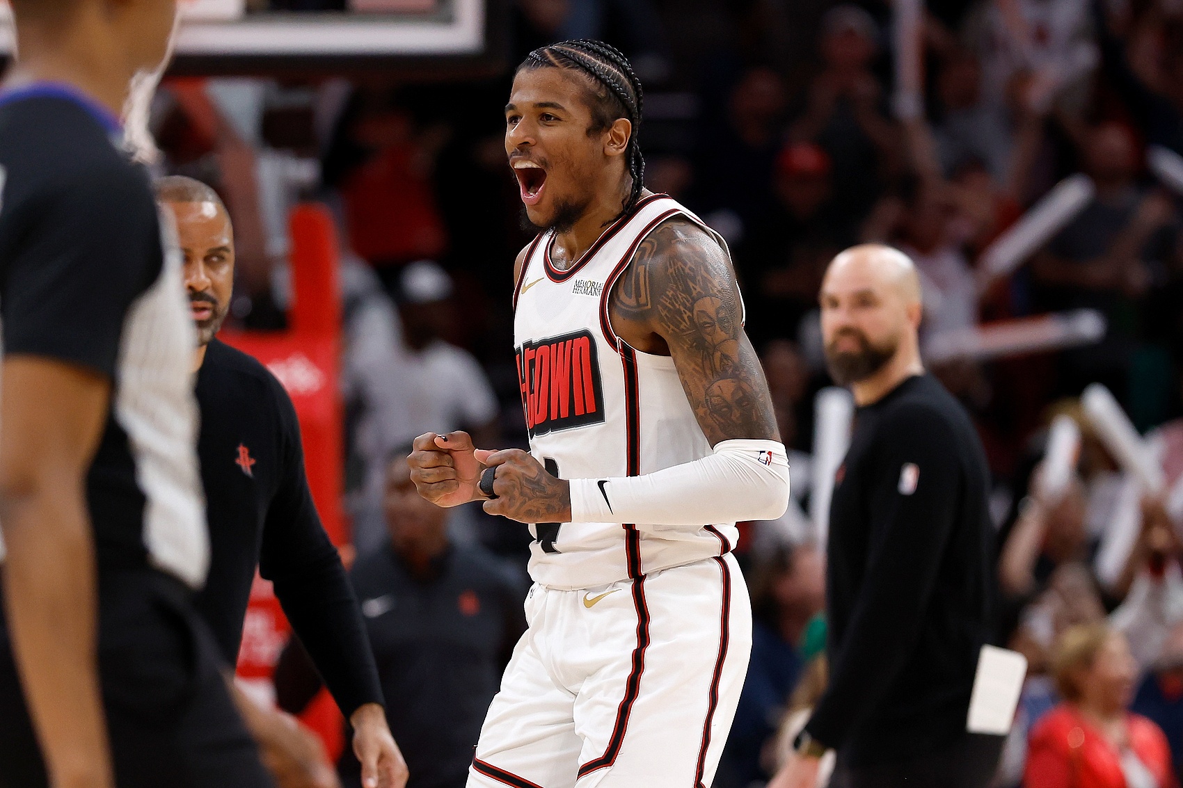 火箭击败魔术,止住连败 火箭击败魔术,止住连败