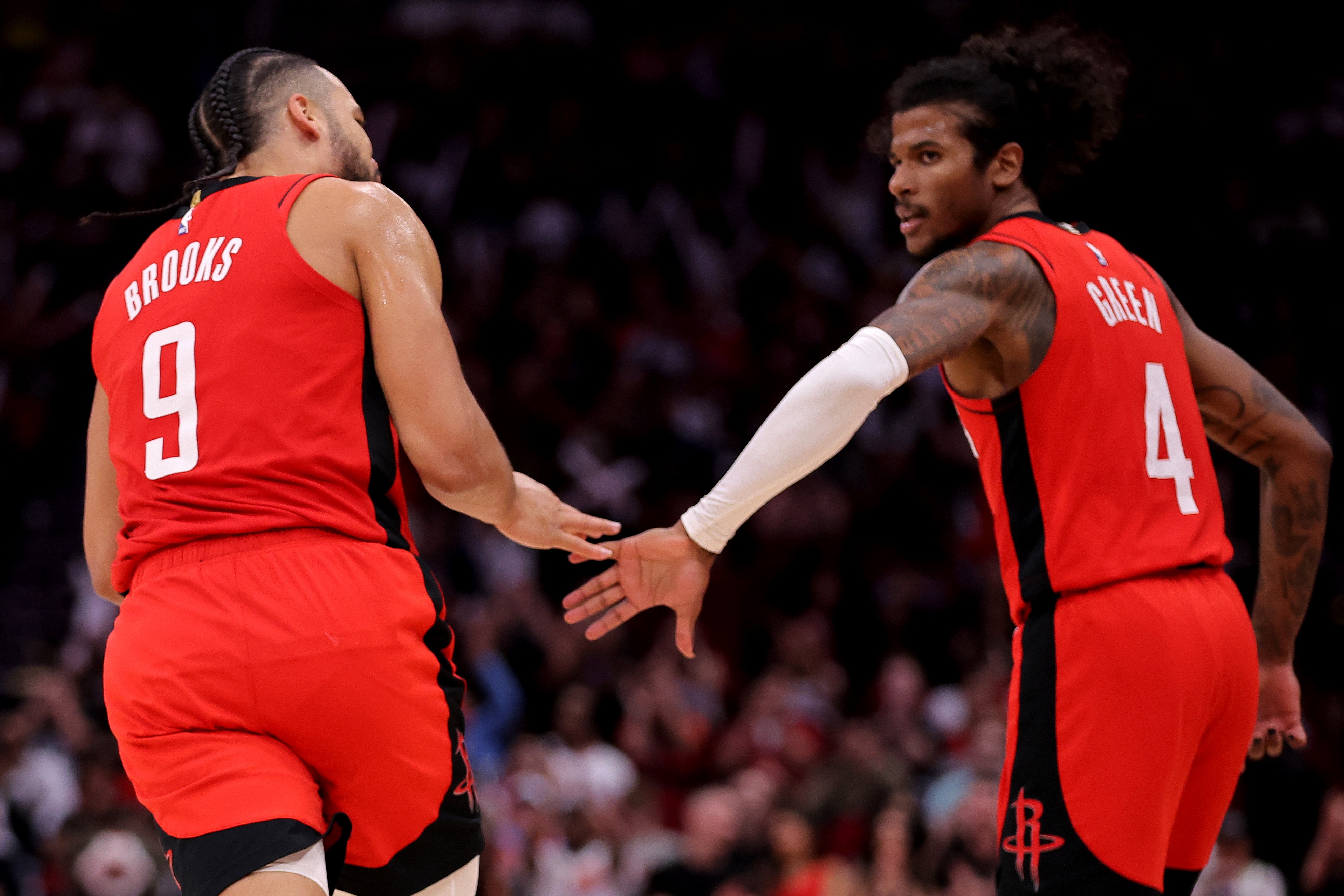 火箭遭76人横扫，三连败的简单介绍