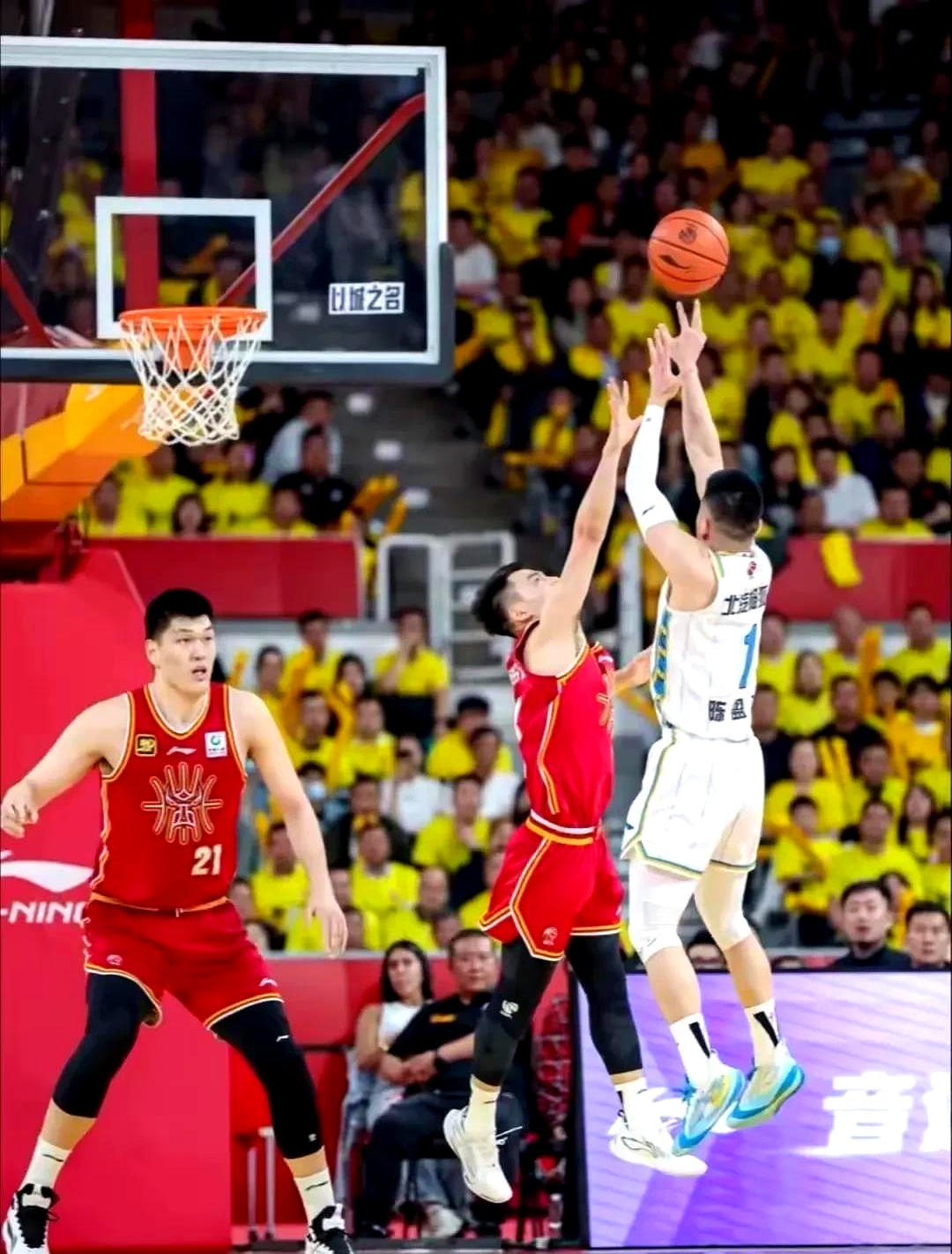 辽宁队轻取吉林队,欧文点燃赛场 辽宁队轻取吉林队,欧文点燃赛场