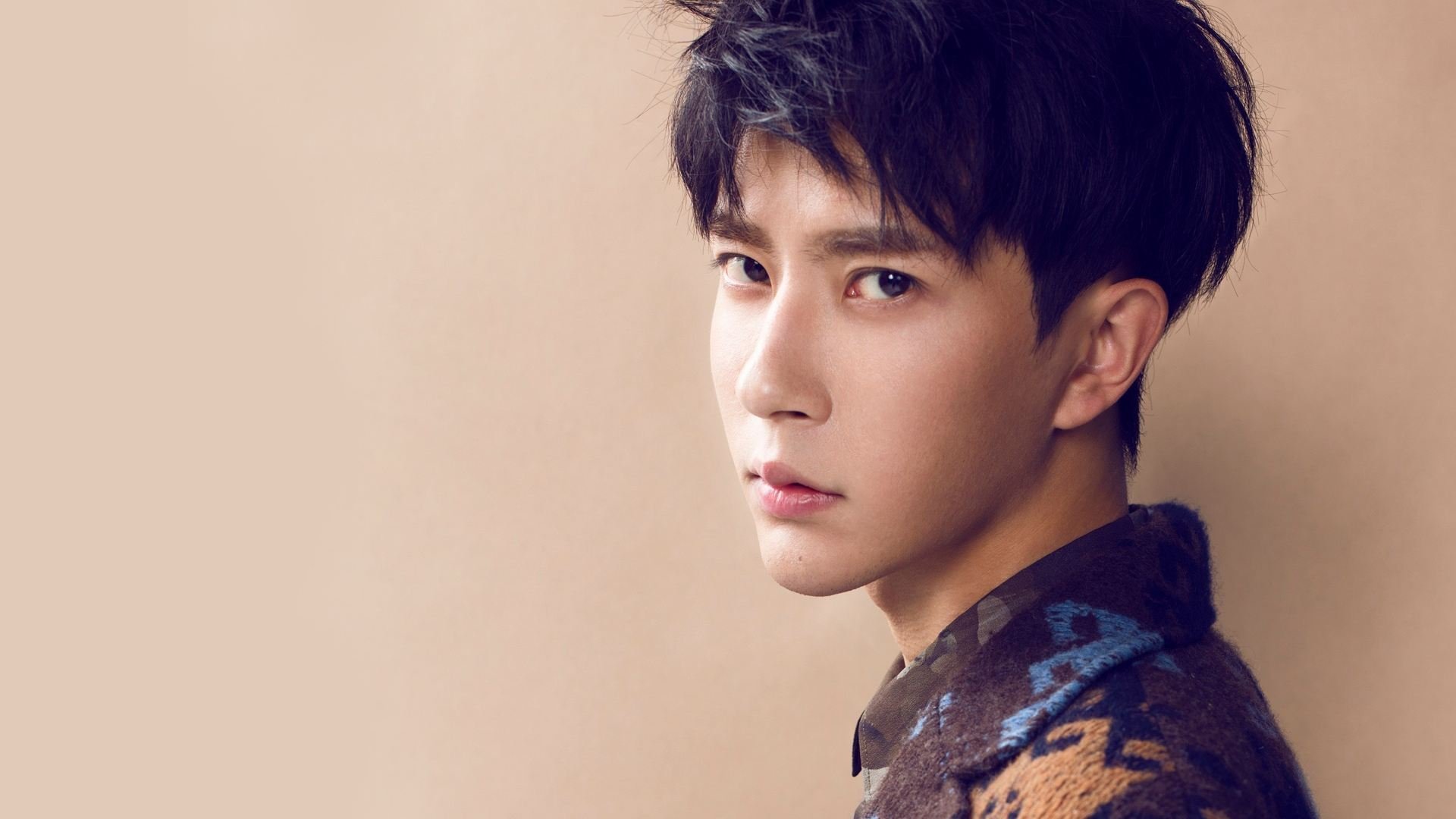 NBA季后赛之夜，久保建英将足球射入篮筐