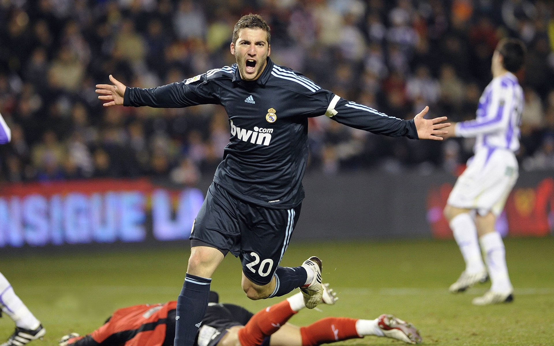 铃鹿的雨幕与基辅的迷雾，当F1轮胎划出地缘政治的轨迹